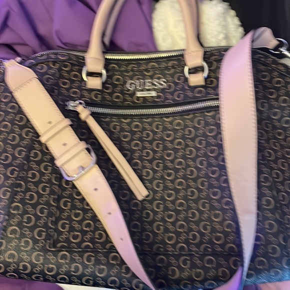 Guess purse like new condition! Lots of compartments. Shoulder strap adjustable - Picture 5 of 5
